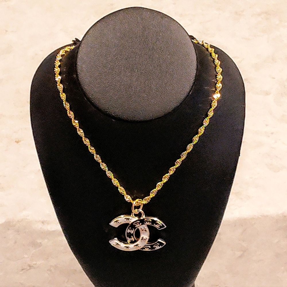 CHANEL CC 18K GOLD PLATED BLACK & WHITE CC LOGO PENDANT ON GOLD PLATED NECKLACE - Picture 11 of 13